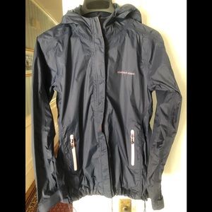 Classy Vineyard Vine stow and go jacket